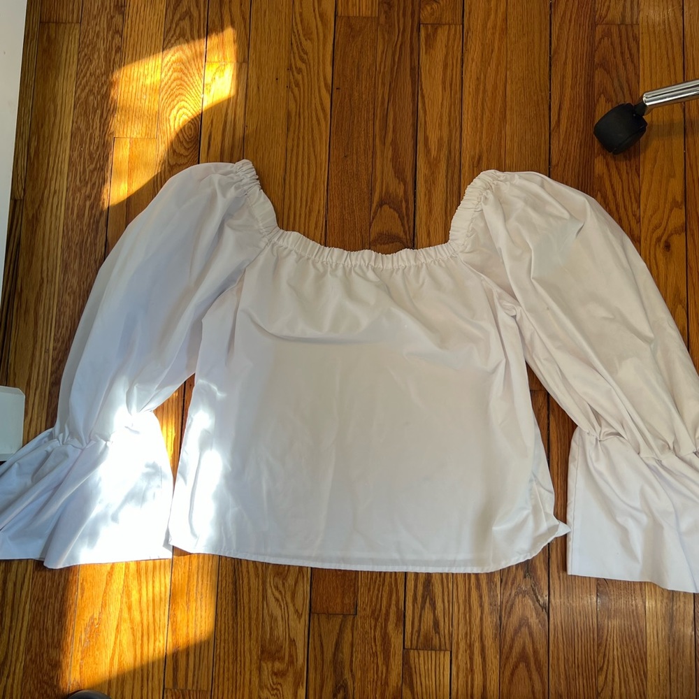 Off the shoulder noise with dramatic bell sleeve detail